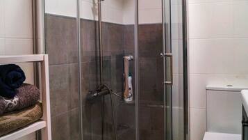 Een douche, een haardroger, handdoeken