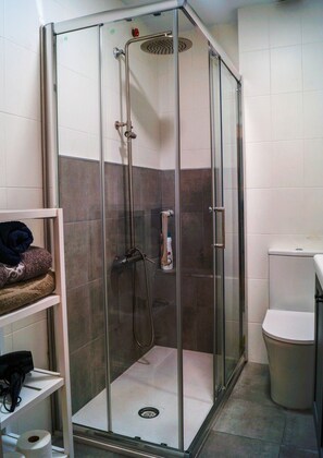 Een douche, een haardroger, handdoeken