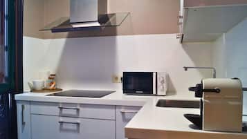 Een koelkast, een magnetron, een oven, een vaatwasser