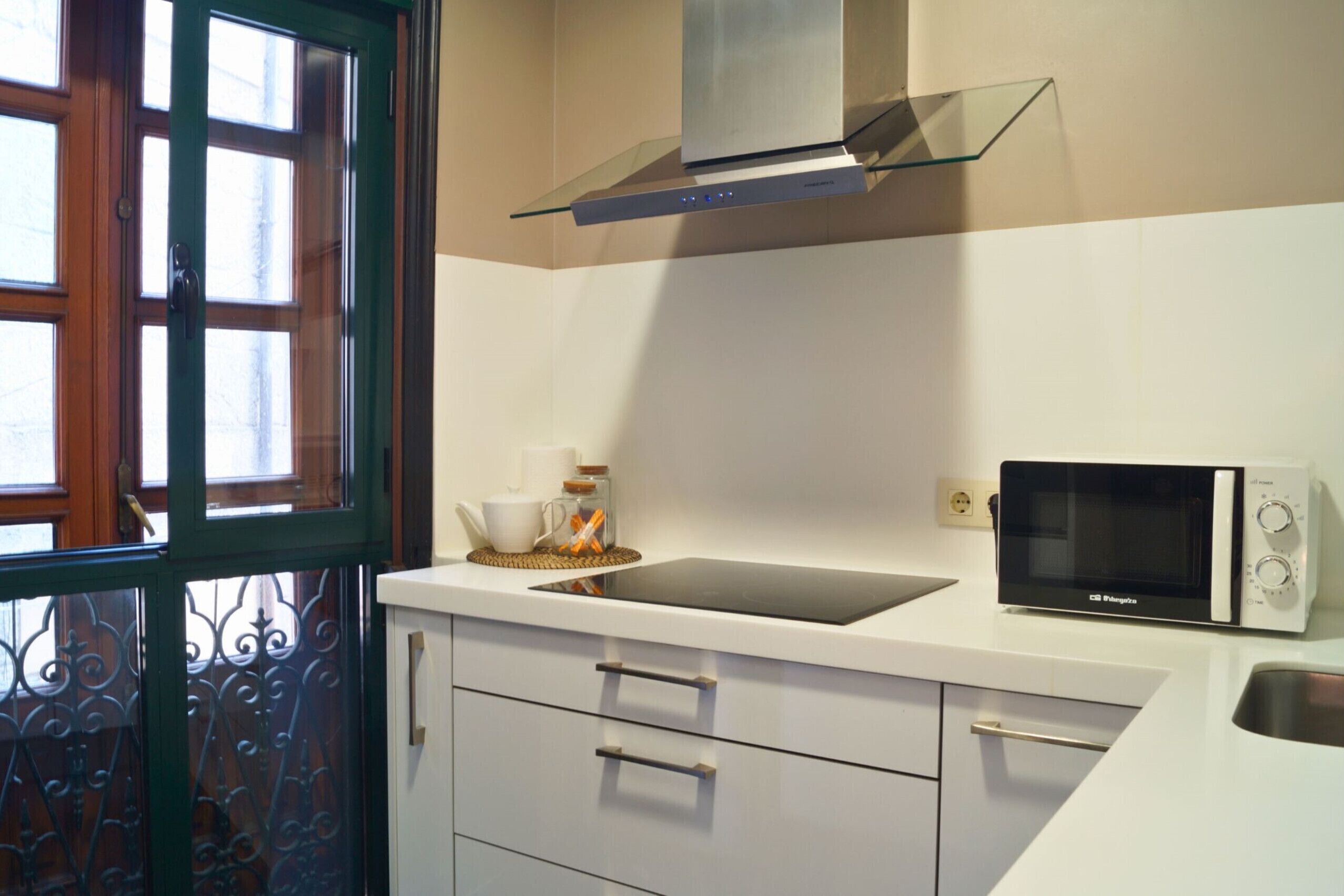 Een koelkast, een microgolfoven, een oven, een vaatwasser