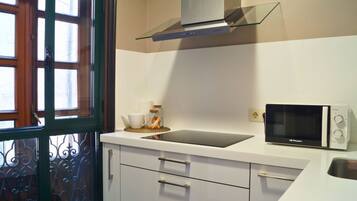 Een koelkast, een microgolfoven, een oven, een vaatwasser