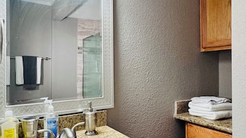 Secadora de cabello, toallas, jabón, papel de baño