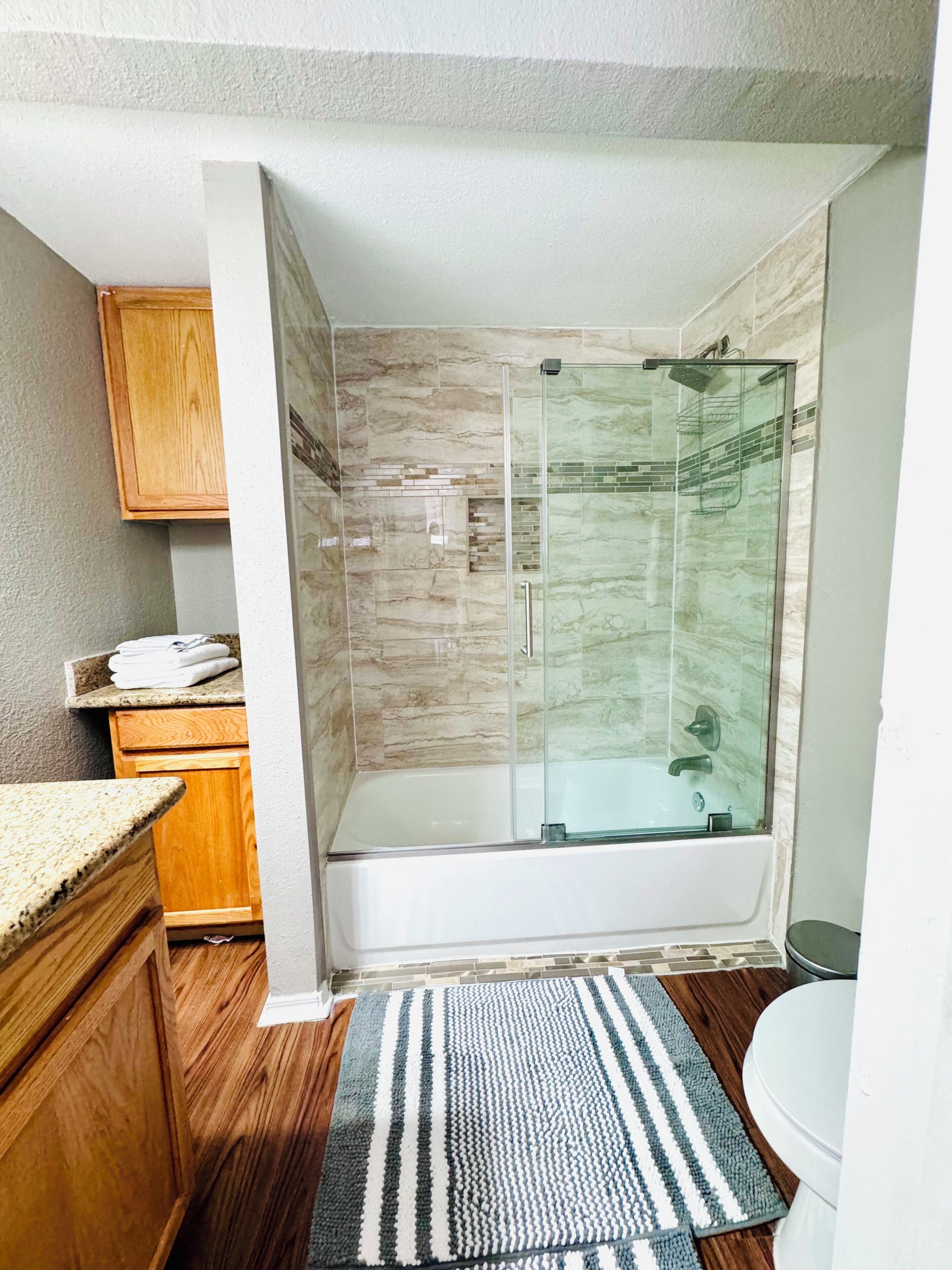 Secador de pelo, toallas, jabón y papel higiénico