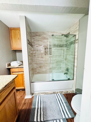 Hårføner, håndklær, såpe og toalettpapir