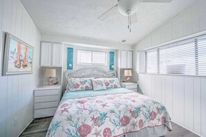 2 bedrooms, Internet - 430 Snook Lane - Adorable beach house with golf cart! (Panama City Beach)