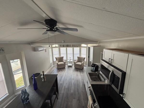 Private kitchen - Charming bungalow with WiFi and AC in brilliant Fort Myers.Close to Sanibel/FMB (Fort Myers)