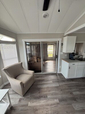 Interior - Charming bungalow with WiFi and AC in brilliant Fort Myers.Close to Sanibel/FMB (Fort Myers)