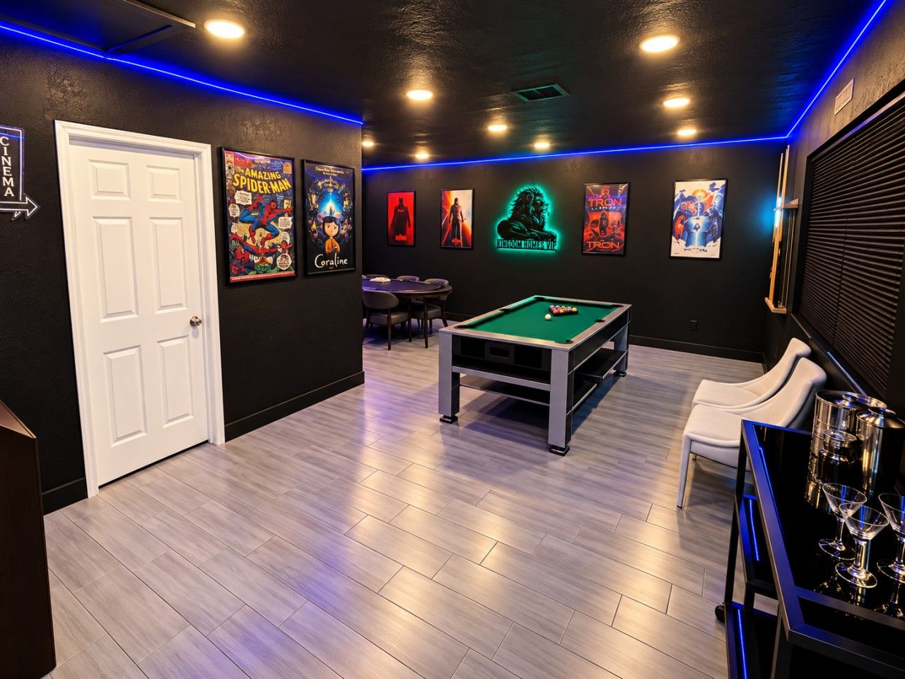 Una habitació amb billar, una porta i una paret amb pòsters de cinema.