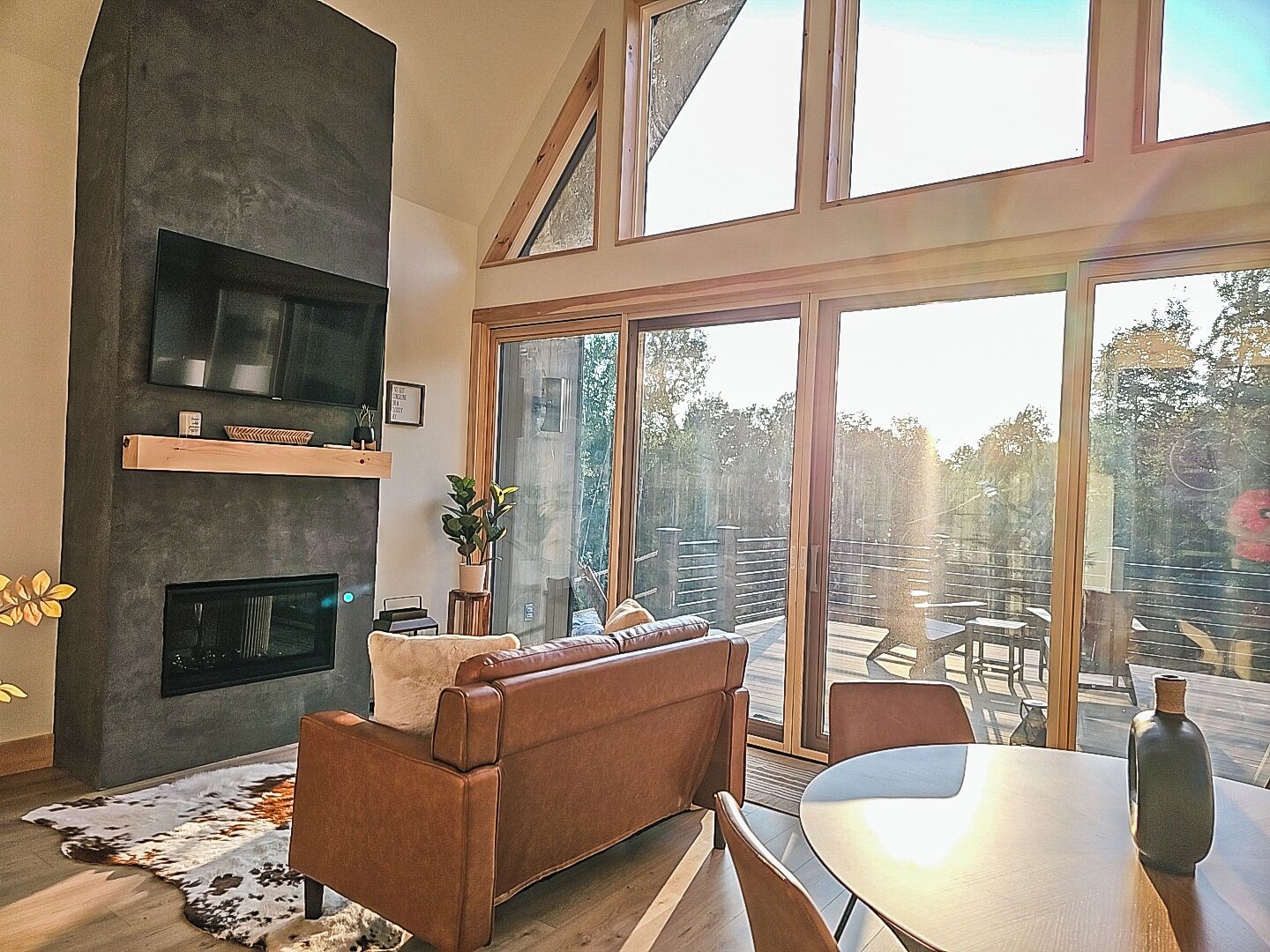 Smart TV, fireplace