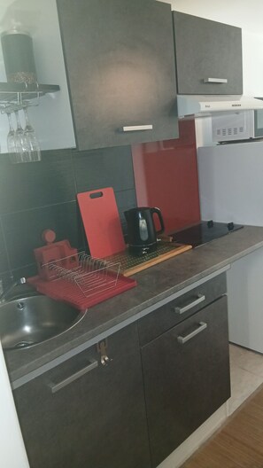 Réfrigérateur, micro-ondes, plaque de cuisson, cafetière/bouilloire