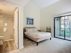 3 bedrooms, desk, iron/ironing board, travel crib