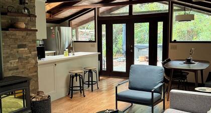 Redwood Cabin - with Wine Tasting and Hot Tub