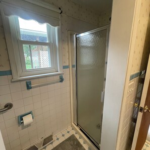 Dusche, Handtücher, Seife, Toilettenpapier