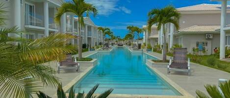 Una piscina al aire libre
