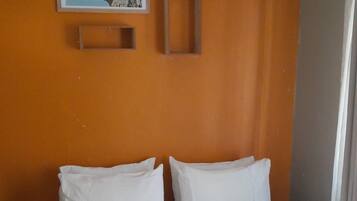 Quarto básico | Roupas de cama premium, Wi-Fi de cortesia, roupa de cama