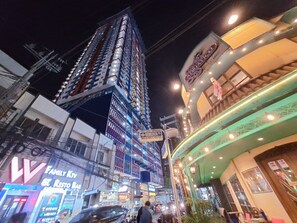 Exterior - Manila Bayview Rental Superior 1BR 1BA w/Balcony Bayview Pool Netflix (Manila)