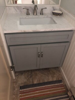 Chuveiro, secador de cabelo, toalhas de banho, sabonete