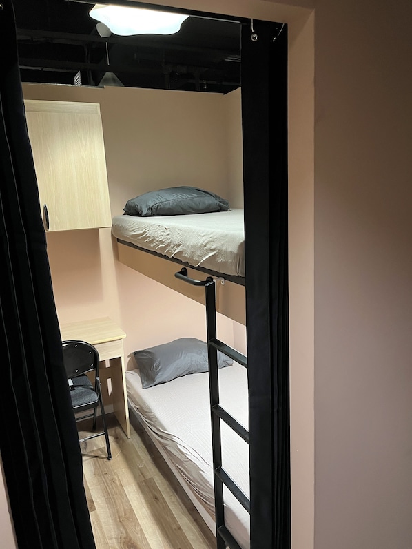 Double Pod Room | Laptop workspace, free WiFi