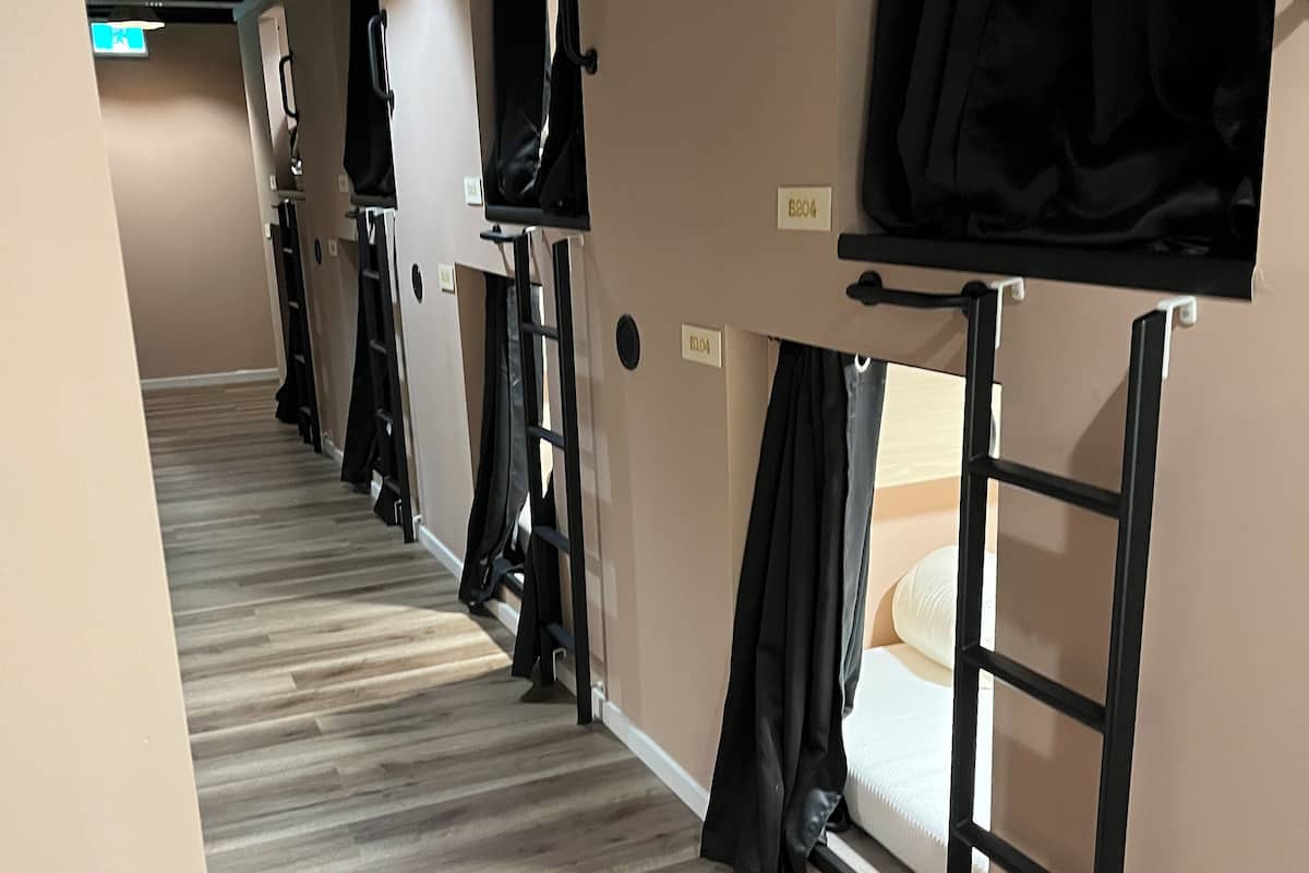 Single Pod | Laptop workspace, free WiFi