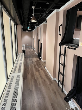 Espacio para trabajar con laptop y wifi gratis . Pod-Inn Hotel
