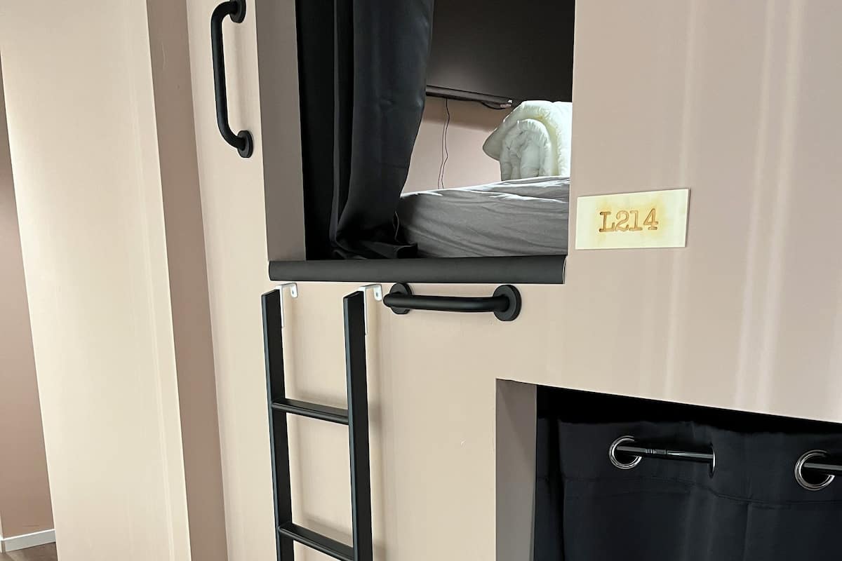 Large Pod | Laptop workspace, free WiFi