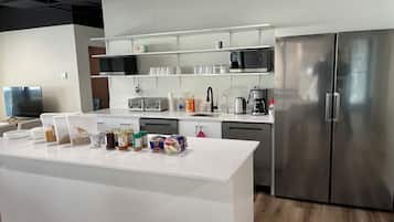 Refrigerador con congelador, microondas y lavavajillas