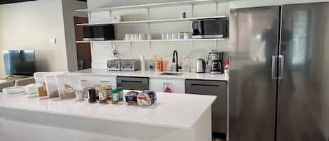 Full-size fridge, microwave, dishwasher, cookware/dishes/utensils
