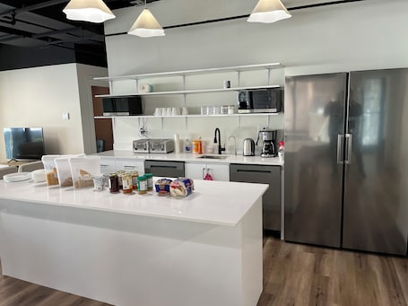 Refrigerador con congelador, microondas y lavavajillas