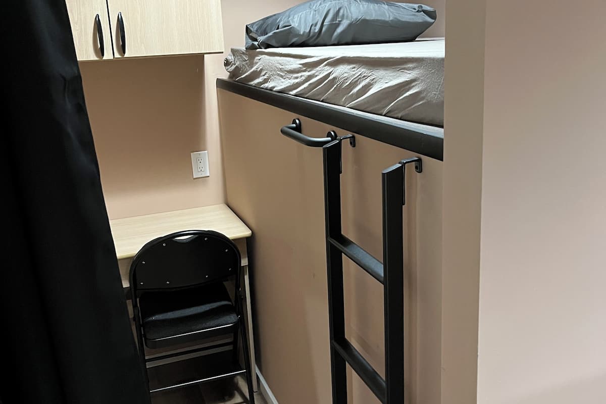Single Pod Room | Laptop workspace, free WiFi