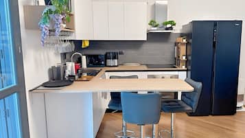 Frigorifero, microonde, forno, piano cottura