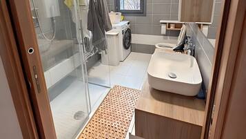 Doccia, asciugacapelli, bidet, asciugamani