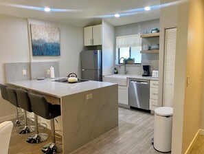 Microwave, oven, stovetop, dishwasher - “Charming 2-bedroom villa surrounded by stunning golf courses in PGA National. (Palm Beach Gardens)