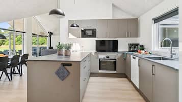 Køleskab, opvaskemaskine, kaffe-/temaskine