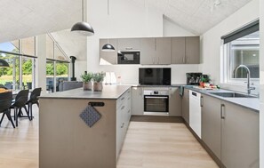 Kjøleskap, oppvaskmaskin og kaffetrakter/tekoker