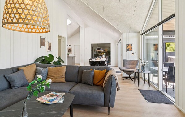 Téléviseur connecté, foyer, table de baby-foot, table de ping-pong