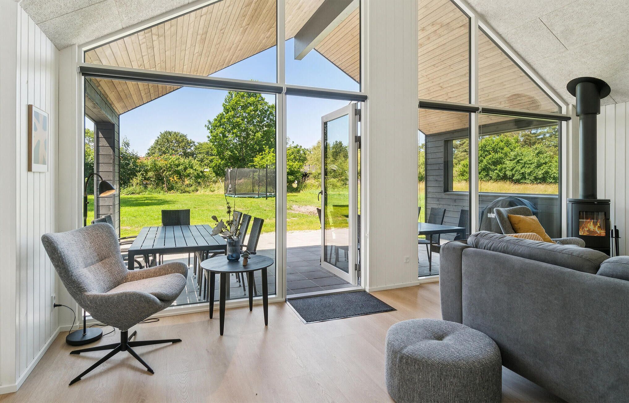 Smart TV, chimenea, futbolito y tenis de mesa 