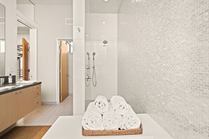 Douche, sèche-cheveux, serviettes fournies, savon