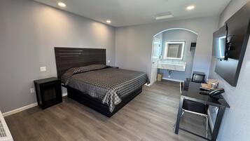 Deluxe Single Room, Non Smoking | Desk, free WiFi, bed sheets