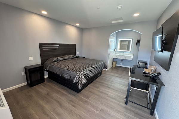 Deluxe Single Room, Non Smoking | Meja, Wi-fi percuma, cadar katil