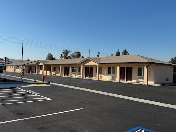 Exterior - Dutch Motel (Loma Linda)
