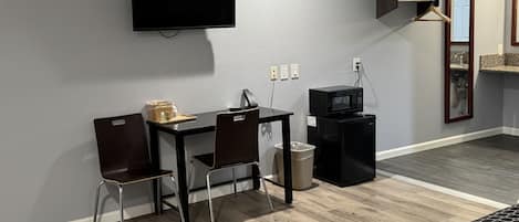 Chambre simple Deluxe, douche accessible en fauteuil roulant, non-fumeur | Bureau, accĂšs au Wi-Fi (inclus), literie fournie