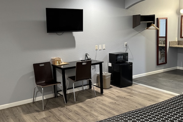 Deluxe-Einzelzimmer, rollstuhlgeeignete Dusche, Nichtraucher | Schreibtisch, kostenloses WLAN, Bettwäsche