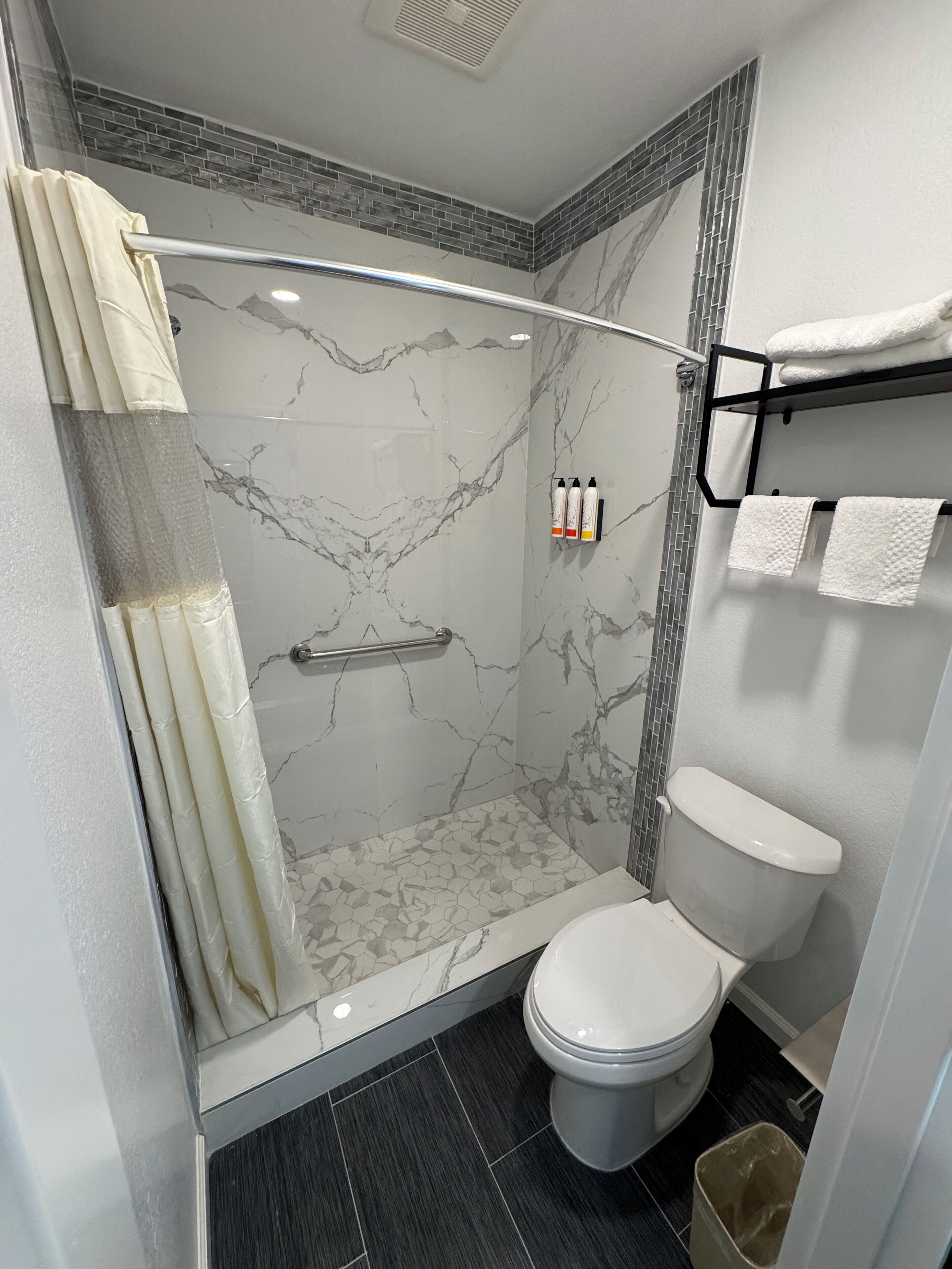 Habitación individual Deluxe, no fumadores | Baño | Toallas, jabón, champú y papel higiénico