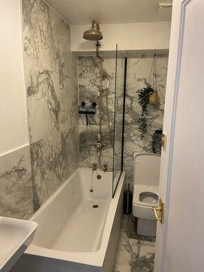 Haartrockner, Handtücher, Toilettenpapier