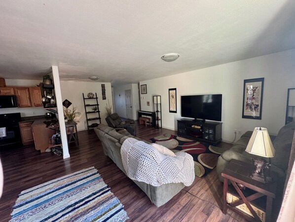 Smart TV, computer monitors