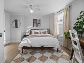 6 Schlafzimmer, Schreibtisch, Bügeleisen/Bügelbrett, Reisekinderbett