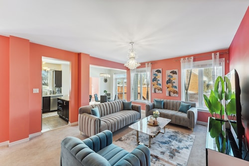 Luxury 4BR Home, Sleeps 10,  Private & Near Shops in Ottawa