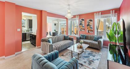 Luxury 4BR Home, Sleeps 10, Private & Near Shops in Ottawa