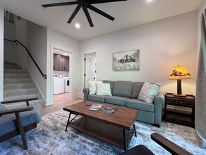 تلفزيون ذكي، مدفأة، كُتُب