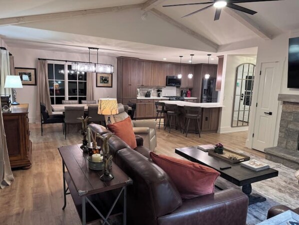 تلفزيون ذكي، مدفأة، كُتُب